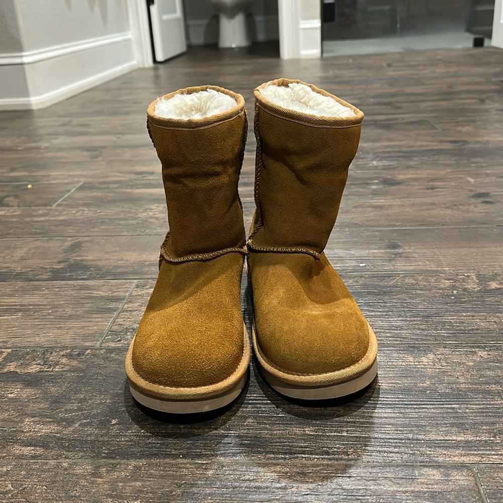 Kookaburra by UGG boots barely worn